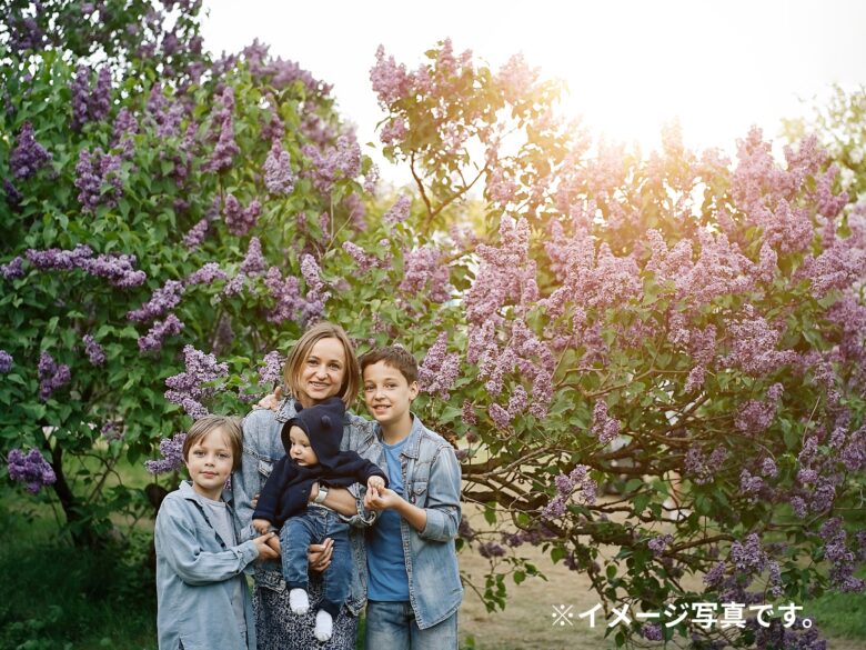 母親と息子３人のイメージ写真