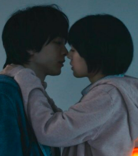 alt="映画『人数の町』中村倫也さんキスシーン写真"