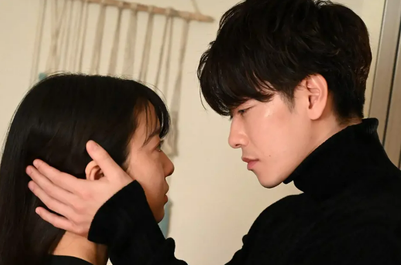 alt="佐藤健さん恋づつキスシーン写真"