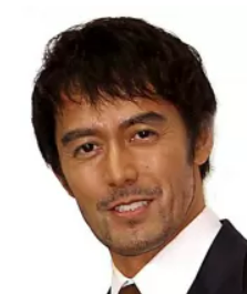 阿部寛さんの微笑んでる写真