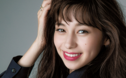 中条あやみさんリップ&ファッションコードを披露したときの写真