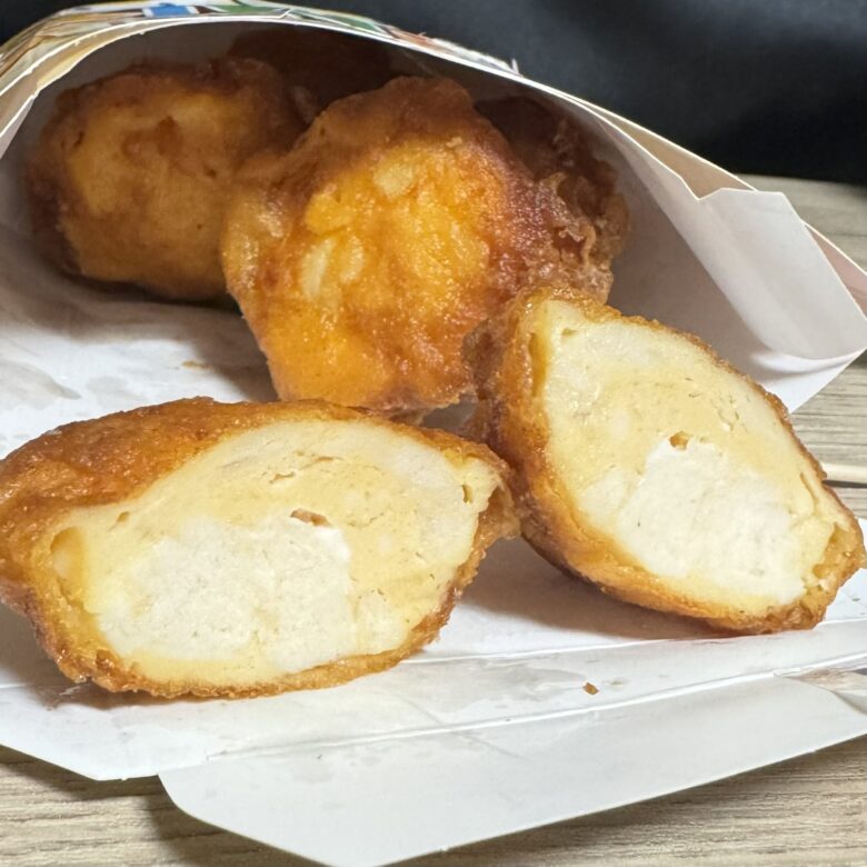 ローソン「でからあげクン 夢のMIX味」を割った断面の様子が分かる写真