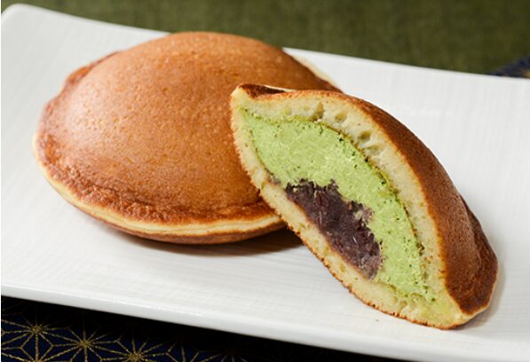 ローソン新作スイーツ「どらもっち つぶあん＆抹茶ホイップ」のイメージ写真