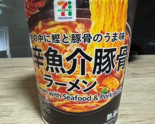 激辛魚介豚骨ラーメン正面から見たパッケージ写真