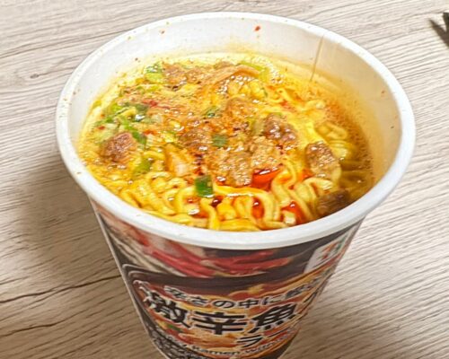 激辛魚介豚骨ラーメン出来上がって蓋を剥がした写真