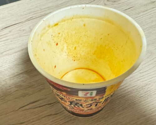 激辛魚介豚骨ラーメン食べ終わって空になった容器の写真