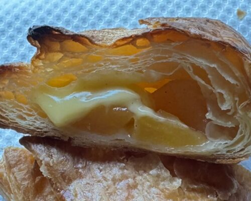 トースターで温めたアップルパイの断面図。とろりと溶け出したカスタードクリームと、パイ生地のサクサクした質感がアップで写っている。