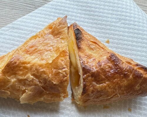 アップルパイを真上から見た比較写真。左側は温める前で白っぽく、右側はトースターで焼いた後で、こんがりときれいな焼き色がつき、表面がパリッとしている。