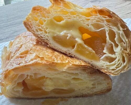 温める前のアップルパイの断面。ゴロッとしたリンゴのプレザーブと、焼く前のパイ生地の層が確認できる。