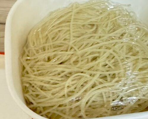 カップの中に入っている乾燥した春雨のアップ