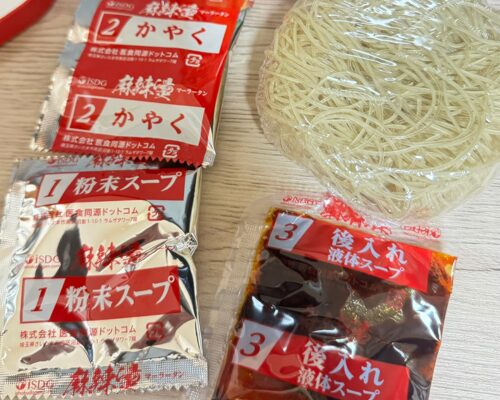 付属の「粉末スープ」と「後入れ液体スープ」の小袋を並べた写真