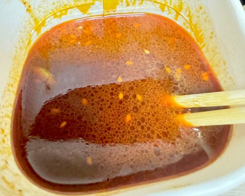 食べ終わった赤く濃厚そうな麻辣湯のスープ写真