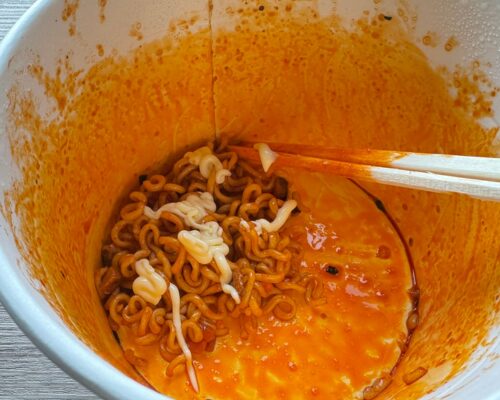 最後の一口を完食するための「マヨネーズ」をトッピング。激辛をマイルドに変える救済テクニック。