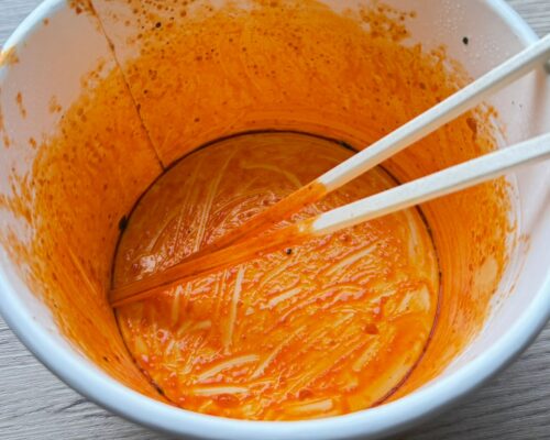 辛ラーメン焼きそばを完食した後の空のカップ。アレンジを駆使して最後まで美味しく食べきった達成感。