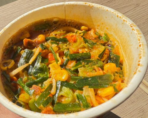 お湯を注いだ直後の辛激タンメン。ニラやキャベツが浮いている状態