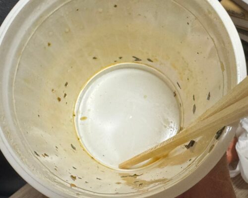 サッポロ一番 博多ぴりり辛高菜を完食したカップ