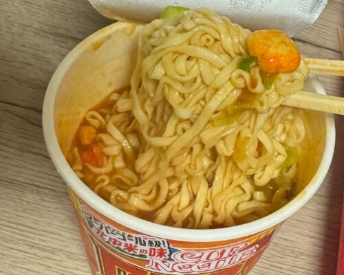 カップヌードル ロブスター完熟トマトの麺とエビ風ボールの写真